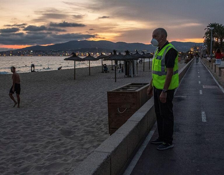 El Gobierno prepara un "mecanismo específico" frente a la debacle del turismo en Baleares