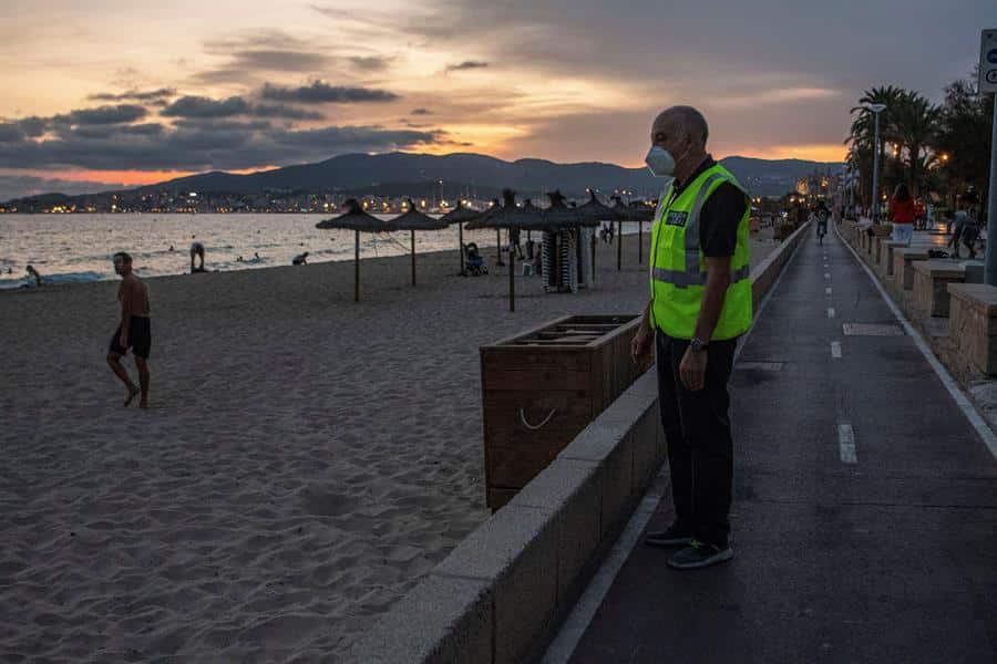 Un operativo de la Policía Local una playa de baleares