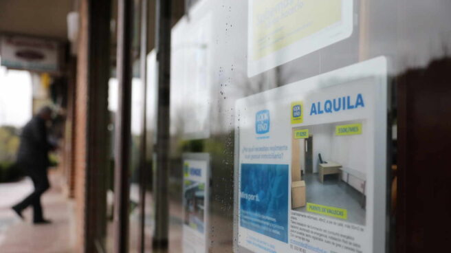 Una inmobiliaria anuncia un alquiler de una vivienda. Una inmobiliaria anuncia un alquiler de una vivienda.