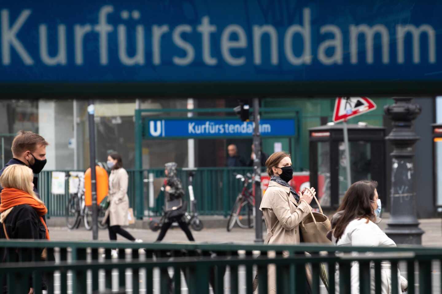 Gente paseando en Berlín.