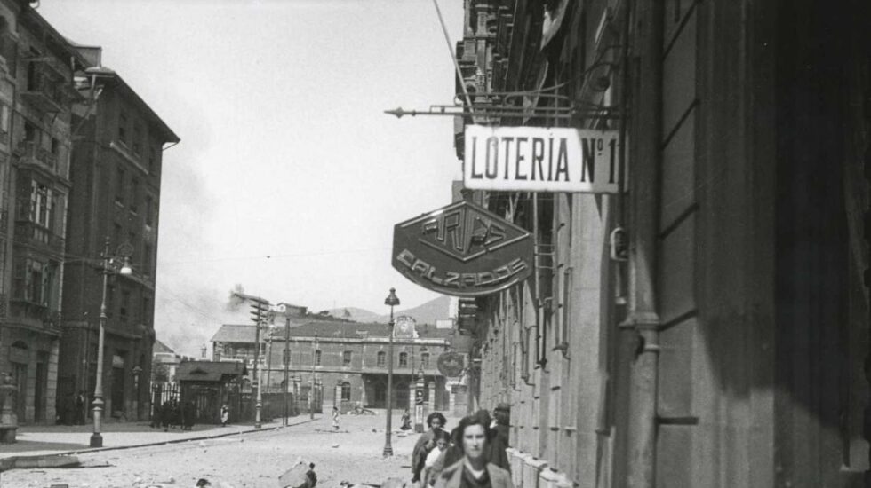 Civiles huyendo por la calle Uría durante un bombardeo del ejército republicano a la Estación de Ferrocarril del Norte. Oviedo, 1936. Florentino López, «Floro».