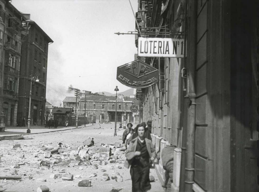 Civiles huyendo por la calle Uría durante un bombardeo del ejército republicano a la Estación de Ferrocarril del Norte. Oviedo, 1936. Florentino López, «Floro».