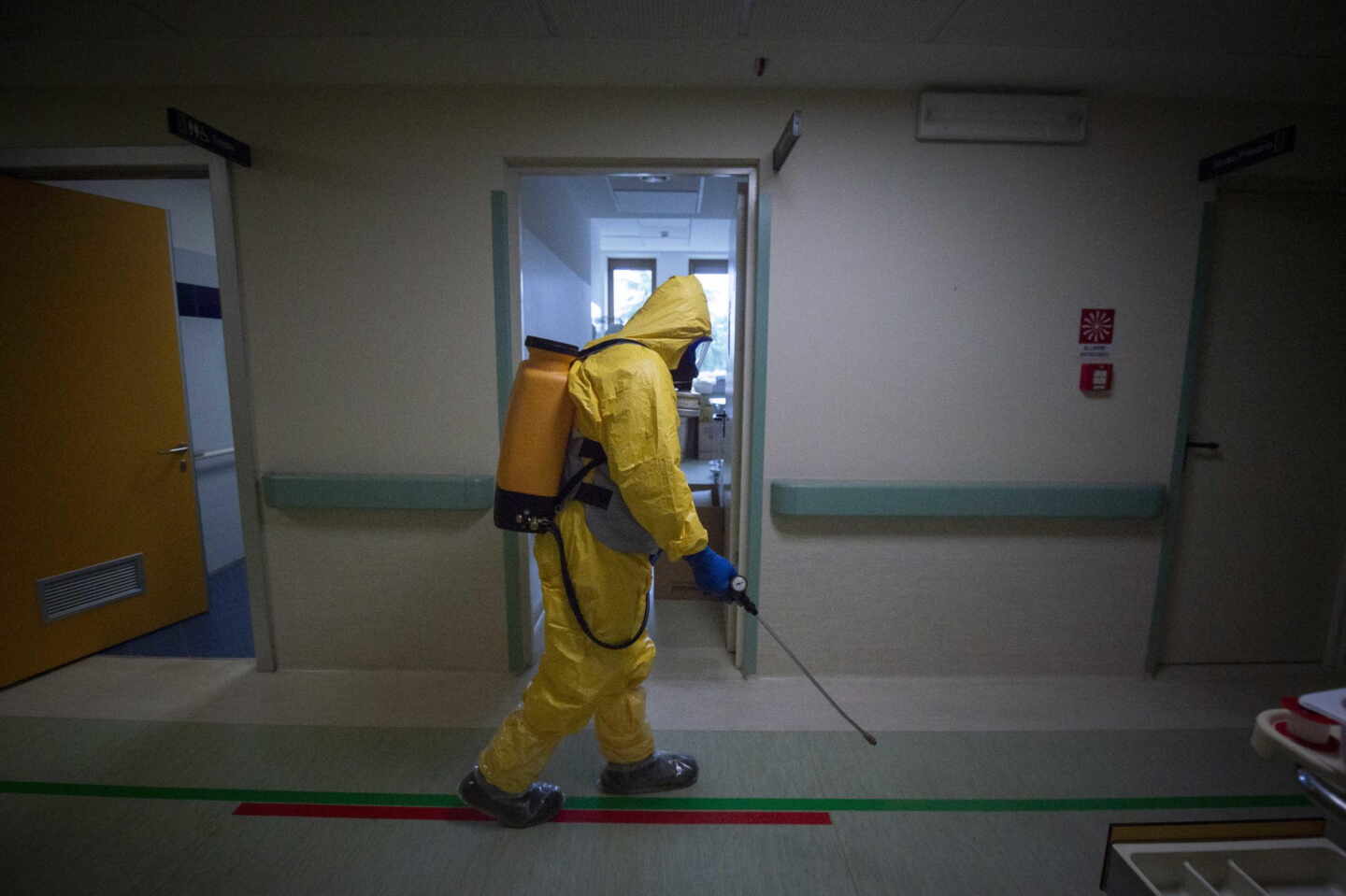 Un soldado desinfecta las superficies del Hospital de Saronno, al norte de Italia.