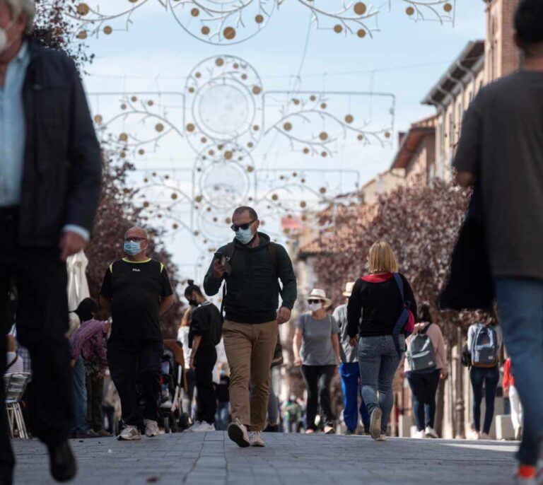 La polémica medida para evitar contagios: prohibido estar parado en la calle desde las 19:00