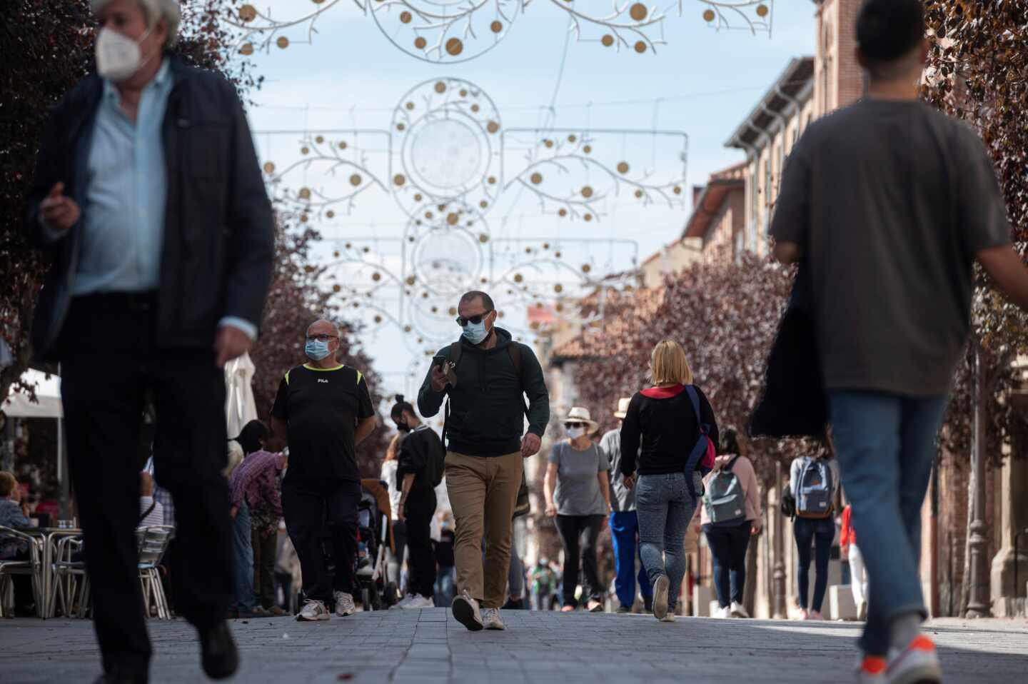 Gente paseando por la calle.