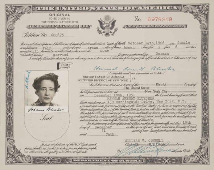El certificado de naturalización de Hannah Arendt