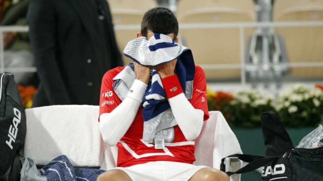 El padre de Djokovic asegura que su hijo "está en una prisión" y que es "el Espartaco del nuevo mundo" Djokovic se lamenta en un cambio de pista