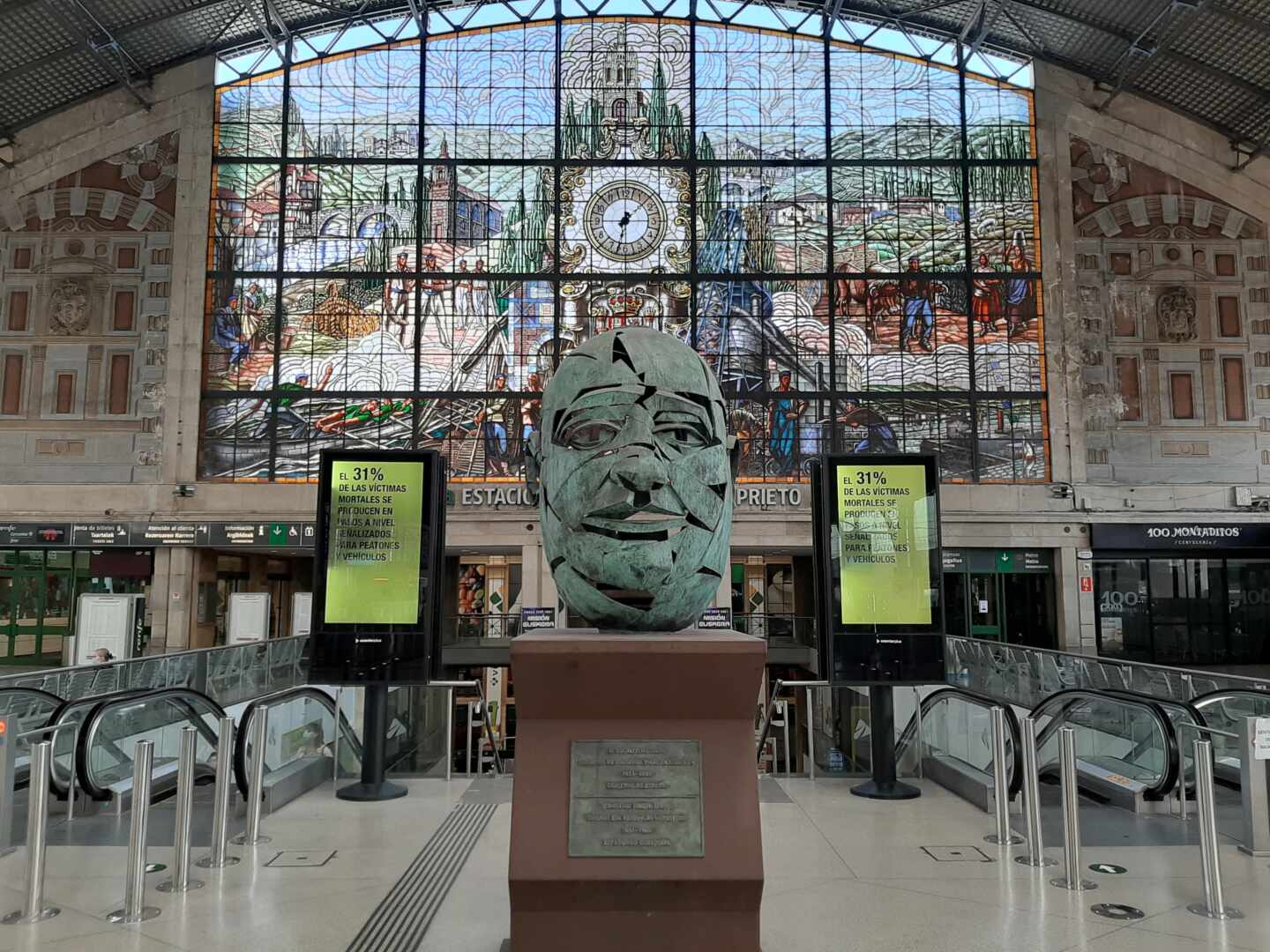 La estación Indalecio Prieto que el PSOE rebautizó y Bilbao ignora