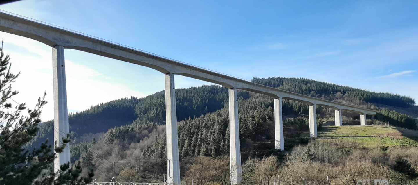 Viaducto del Tren de Alta Velocidad Vasco construido en Bergara (Guipúzcoa).