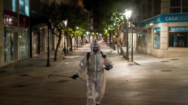 Toque de queda en Ourense Un operario municipal realiza labores de desinfección, en Ourense.