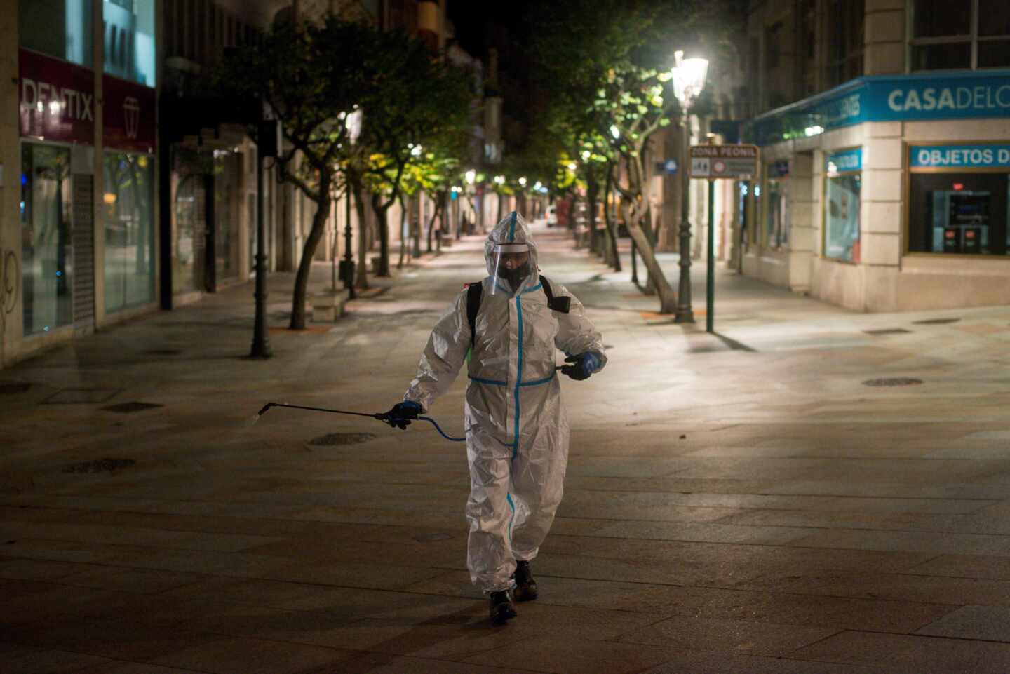 Un operario municipal realiza labores de desinfección, en Ourense.