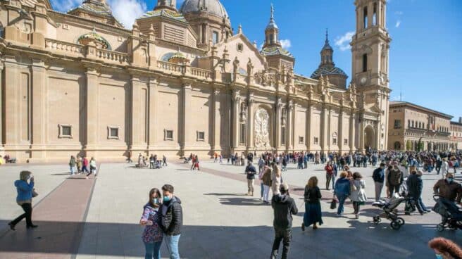 Ambiente en la Plaza del Pilar de Zaragoza durante el 12 de octubre.