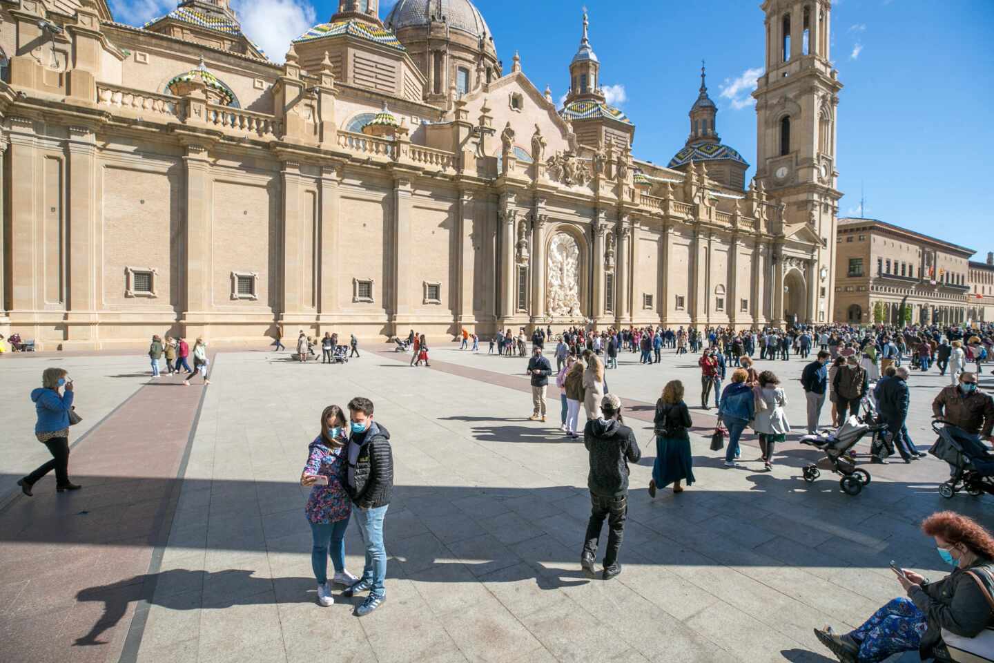 Ambiente en la Plaza del Pilar de Zaragoza durante el 12 de octubre.