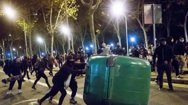 Disturbios en Barcelona durante la protesta contra el toque de queda