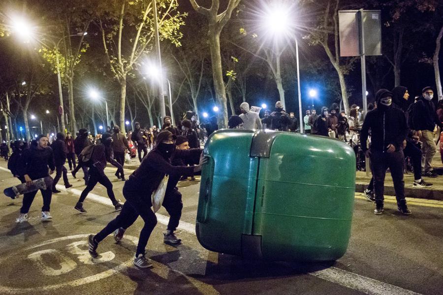 Disturbios en Barcelona durante la protesta contra el toque de queda