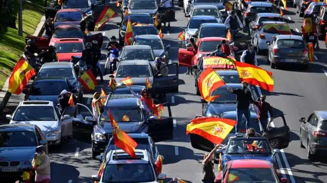Miles de madrileños colapsan la Castellana para pedir la dimisión de Sánchez