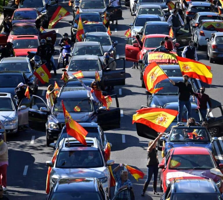 Miles de madrileños colapsan la Castellana para pedir la dimisión de Sánchez