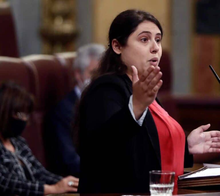 Podemos a Abascal: "Los hombres de Vox nunca leerán los nombres de las mujeres asesinadas"