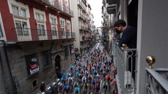 Imagen del paso de La Vuelta ciclista a España a su paso por el casco antiguo de Pamplona.