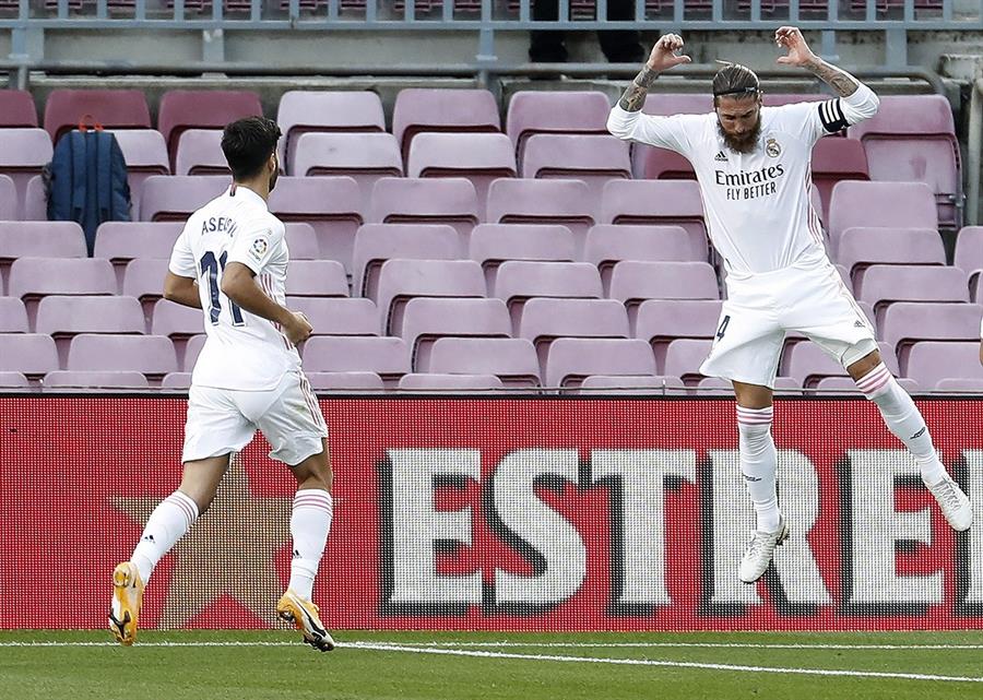 Sergio Ramos celebra el 1-2 en el Camp Nou.