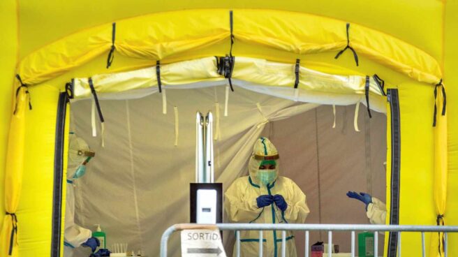 Carpa montada para la realización de pruebas PCR frente al CAP del Passeig Sant Joan de Barcelona.