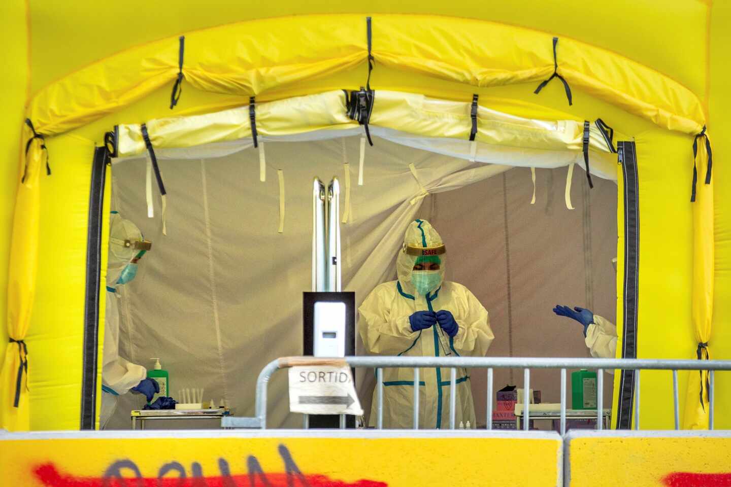 Carpa montada para la realización de pruebas PCR frente al CAP del Passeig Sant Joan de Barcelona.