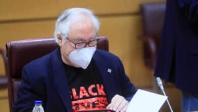 Castells vuelve al Senado con una camiseta reivindicativa: 'Black Lives Matter'