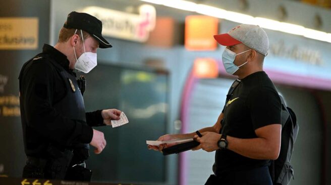 Un agente de la Policía Nacional controla el acceso a la T-4 del Aeropuerto Adolfo Suárez Madrid-Barajas.