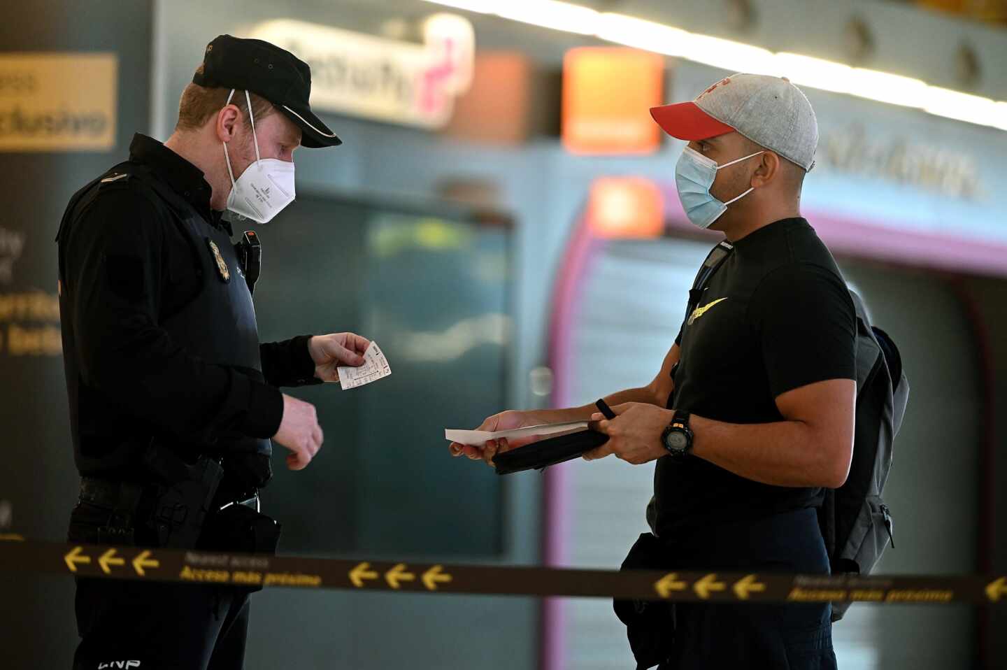 Un agente de la Policía Nacional controla el acceso a la T-4 del Aeropuerto Adolfo Suárez Madrid-Barajas.