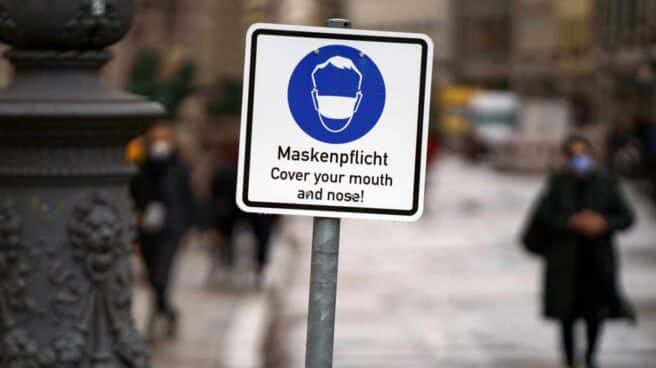 Señal de mascarilla obligatoria en Munich (Alemania).