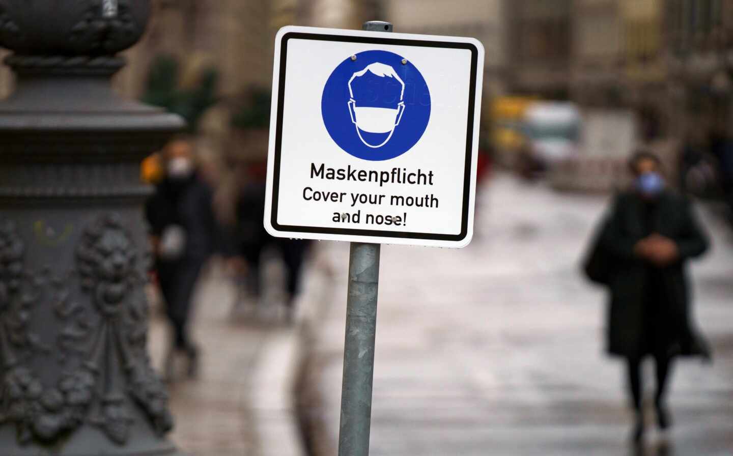 Señal de mascarilla obligatoria en Munich (Alemania).