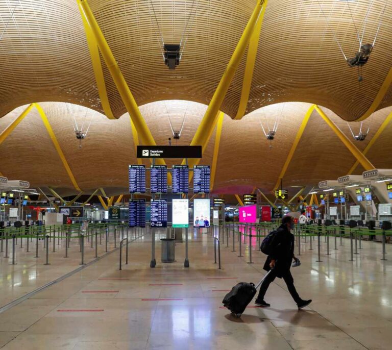 El vídeo de la diputada del PP Ana Vázquez llegando a Barajas sin controles