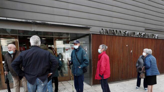 Un grupo de personas esperan en el exterior de un centro de salud de Pamplona.