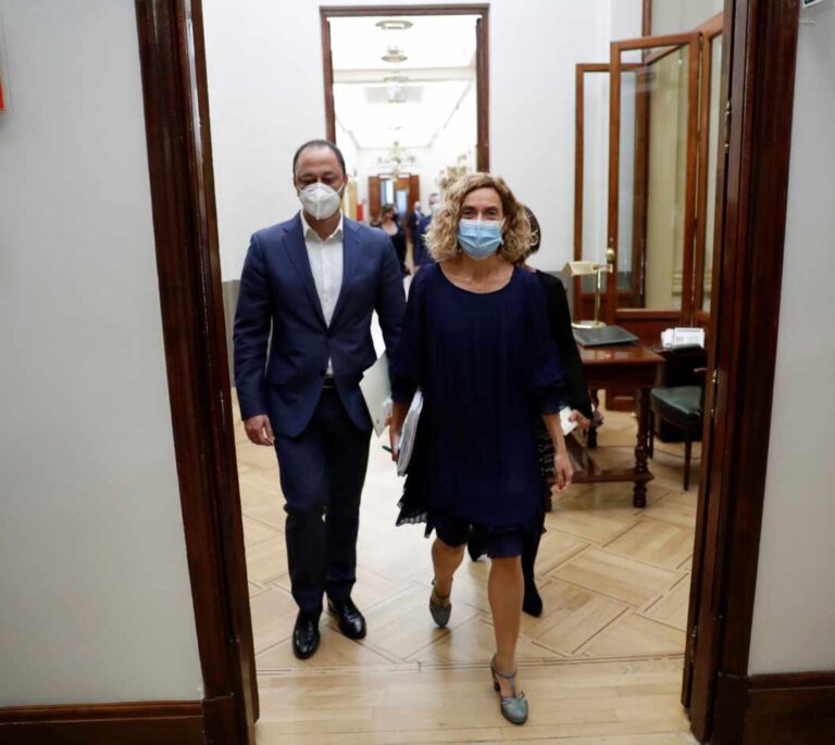 PSOE y Podemos rectifican y no subirán el sueldo a los diputados tras la denuncia de Vox y el PP