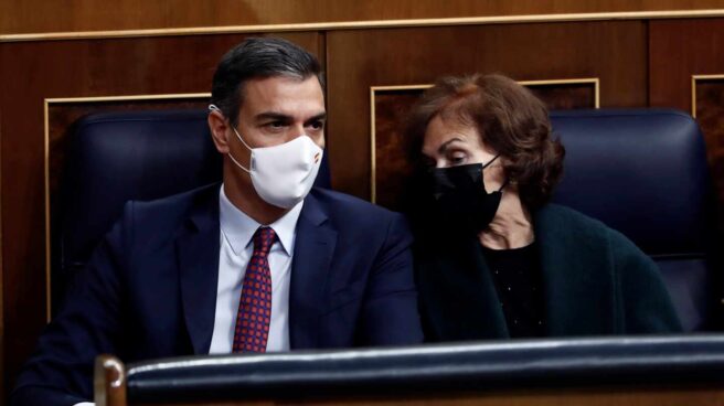 El presidente y la vicepresidenta primera del Gobierno, Pedro Sánchez y Carmen Calvo, durante la segunda sesión del debate de moción de censura presentada por Vox, este jueves en el Congreso.