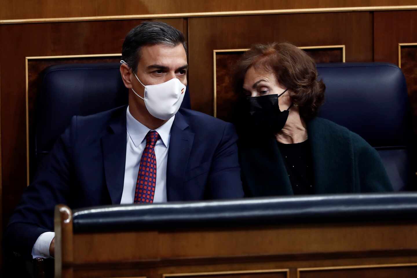 El presidente y la vicepresidenta primera del Gobierno, Pedro Sánchez y Carmen Calvo, durante la segunda sesión del debate de moción de censura presentada por Vox, este jueves en el Congreso.