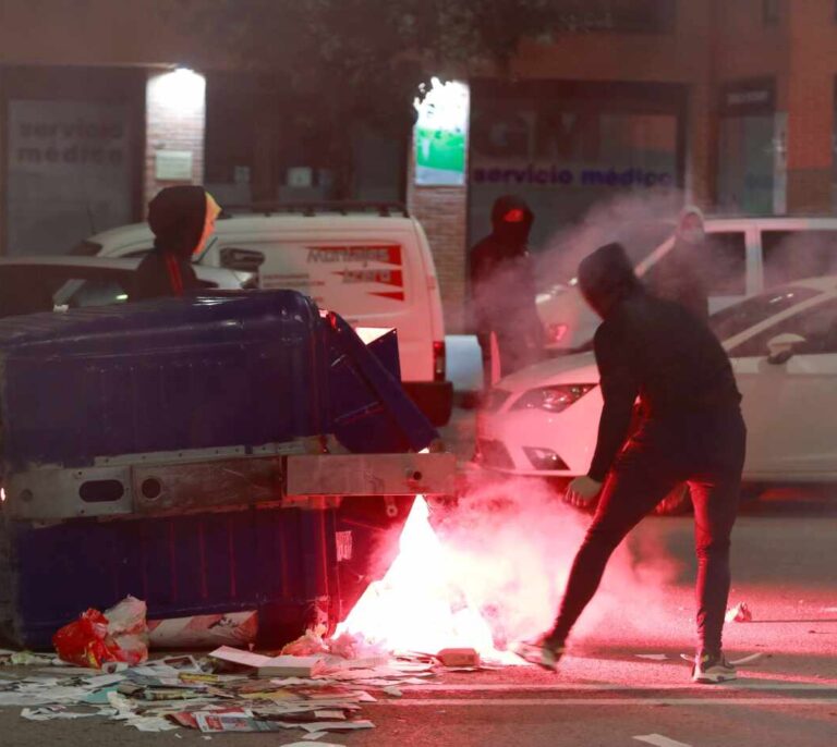 Lanzamiento de objetos contra la Policía en el barrio de Gamonal (Burgos)