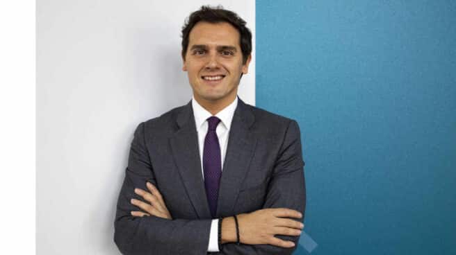 Albert Rivera posa en el despacho en el que trabaja como abogado