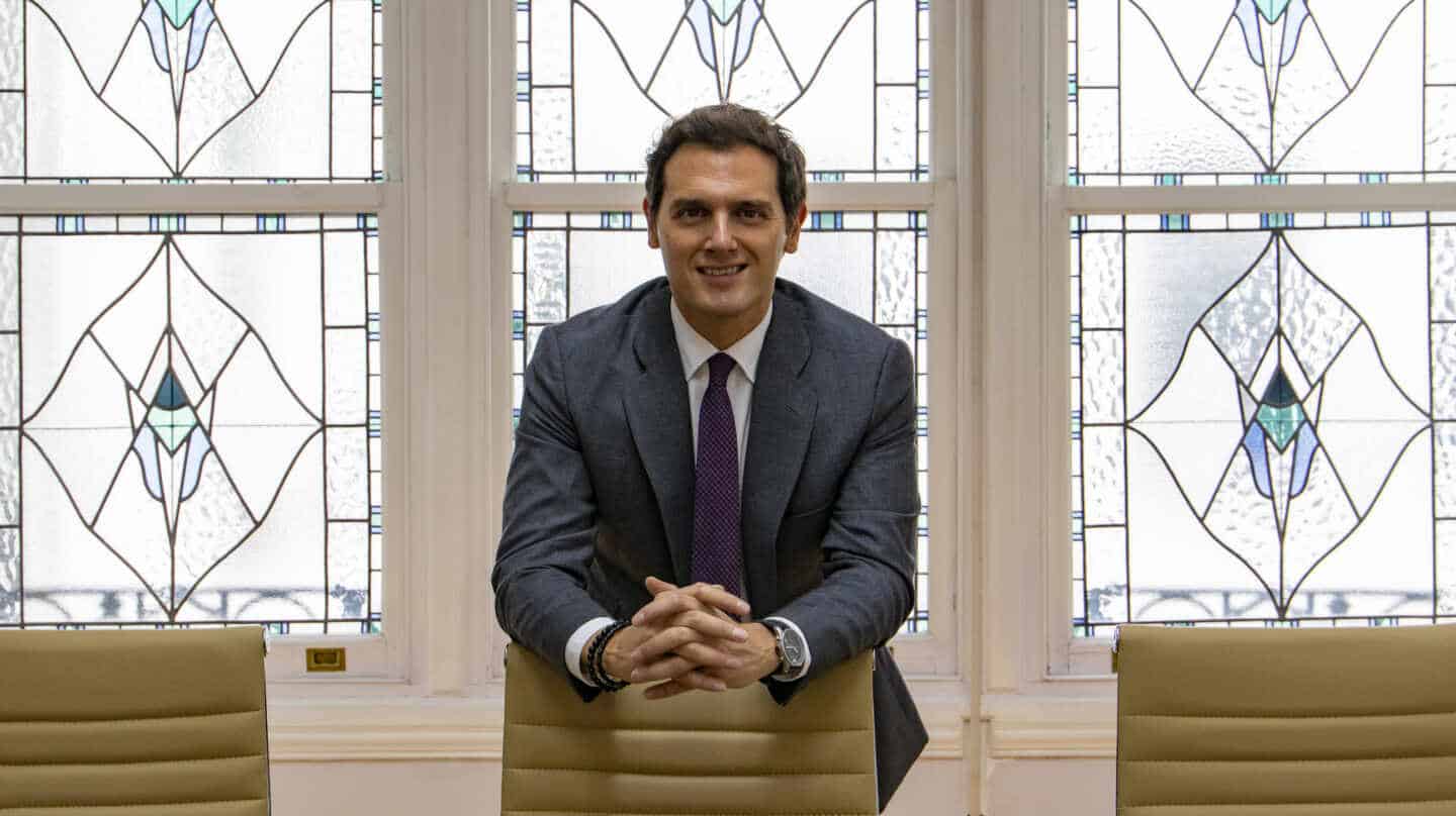 Albert Rivera posa en el despacho en el que trabaja como abogado