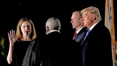 La conservadora Barrett jura como juez del Supremo a siete días de las elecciones