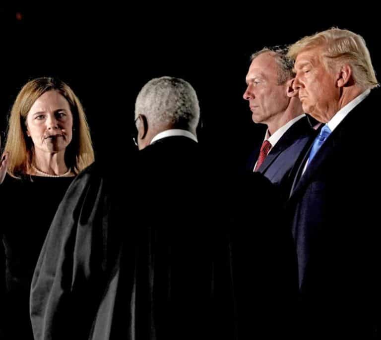 La conservadora Barrett jura como juez del Supremo a siete días de las elecciones