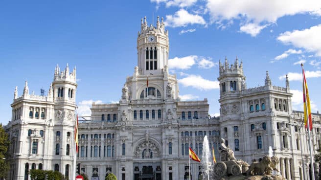 El Ayuntamiento de Madrid junto a la estatua de Cibeles