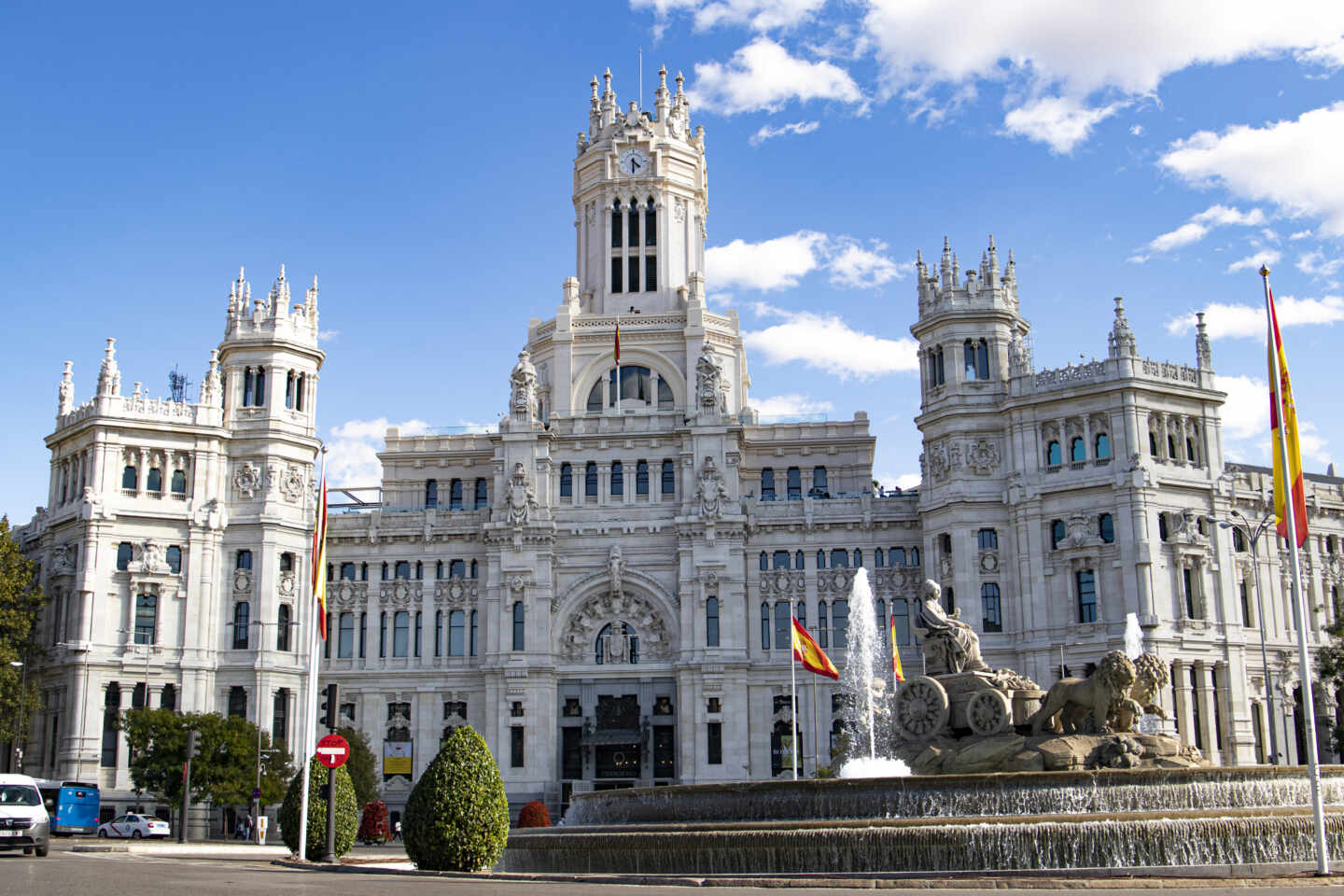 El Ayuntamiento de Madrid junto a la estatua de Cibeles