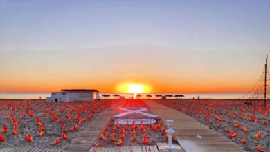 Homenaje a los muertos por la pandemia con 53.000 banderas en la playa de la Patacona de Valencia