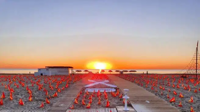 Homenaje a los muertos por la pandemia con 53.000 banderas en la playa de la Patacona de Valencia