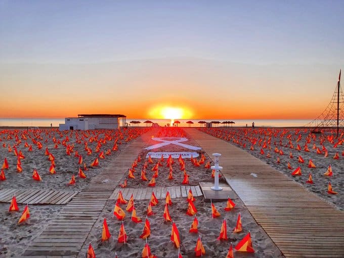 Homenaje a los muertos por la pandemia con 53.000 banderas en la playa de la Patacona de Valencia