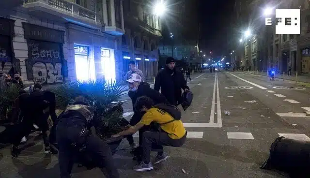 Violentos disturbios en Barcelona, saqueo de Decathlon incluido