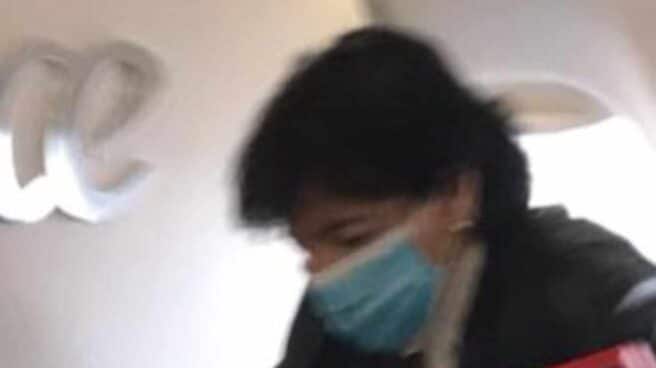 La ministra de Educación, Isabel Celaá, en el interior del avión que ha cogido este viernes para viajar a Bilbao.