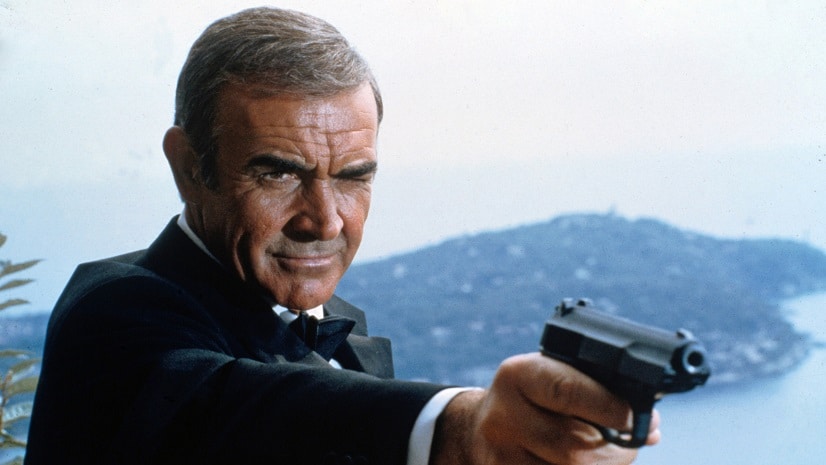 Sean Connery, como James Bond.