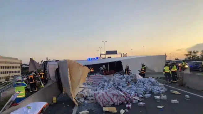 Un camión articulado vuelca y provoca cortes en la M-50 de Madrid